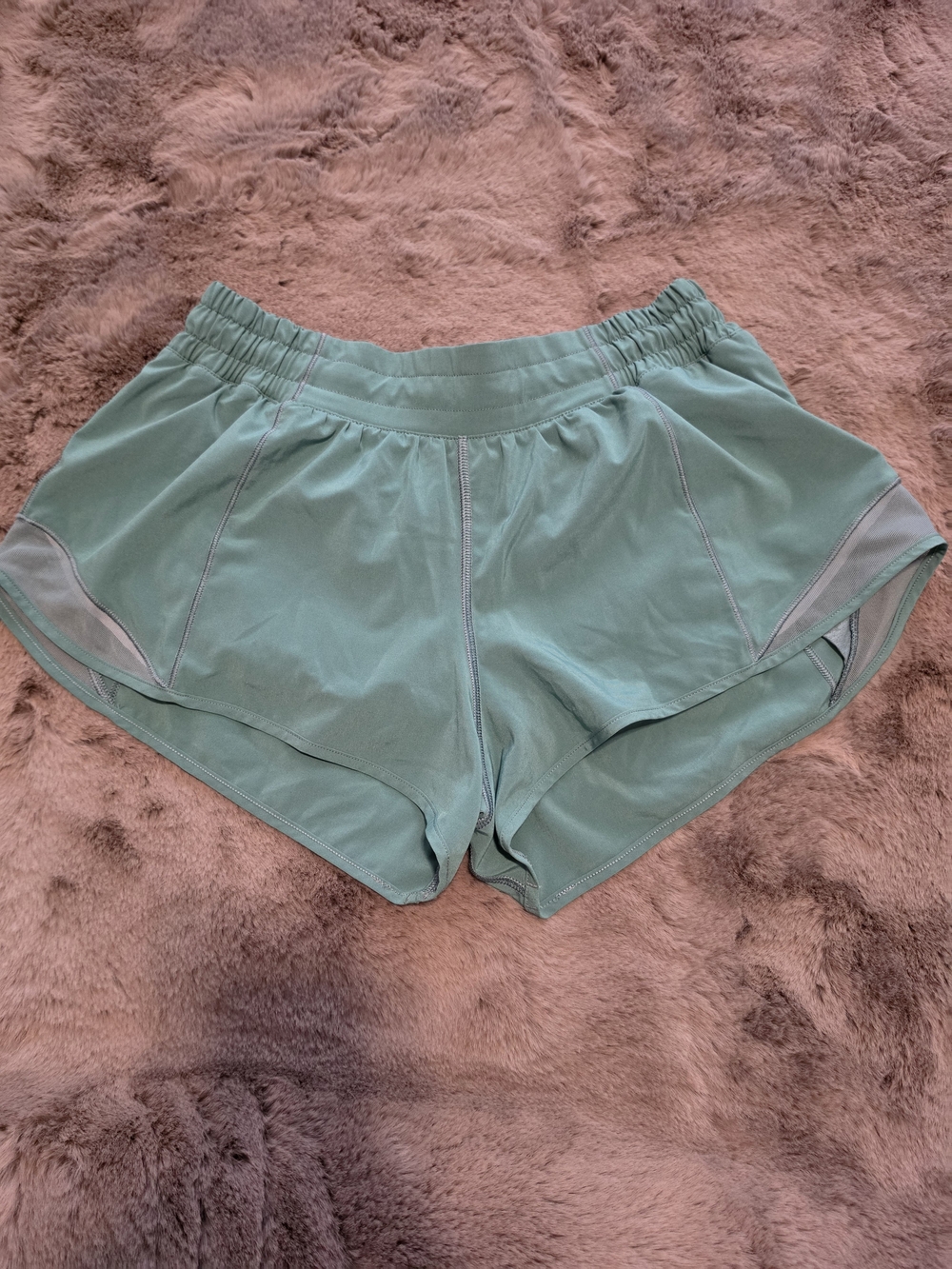 Lululemon Hotty Hot, 2.5" Lined, Sage Green, Size 8 - Picture 2 of 7
